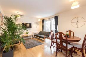 Elegant 2 Bedroom City Centre Apartment - Free Parking - Private Balcony
